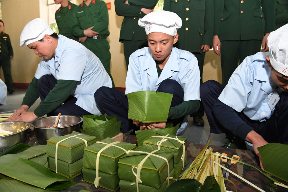 Sôi nổi hội thi gói bánh chưng, bánh tẻ ở Trung đoàn 102